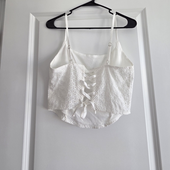Chic White Eyelet Camisole Top - Picture 2 of 5